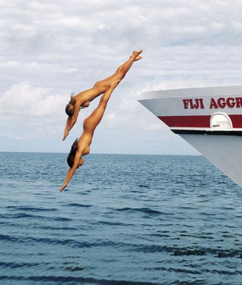 Nude divers.