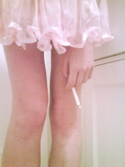 sacrificeherbody:  thealternativedrug:    Hot legs and a smoker.