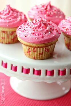 gastrogirl:  raspberry vanilla bean cupcakes for breast cancer