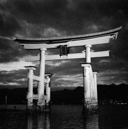 heartisbreaking:  鳥居　厳島神社 by ClintonInTokyo on