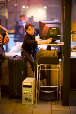 juststopmoving:  Aubrey Plaza at Starbucks. 