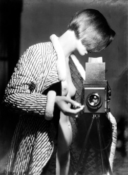 m-as-tu-vu:  Marianne BresLauer, Self-portrait, Berlin, 1933