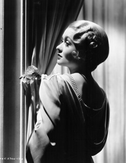 vampdreaminginhollywood:  Constance Bennett 