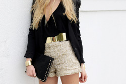 chanel-and-vogue:  more fashion here. i follow back similar