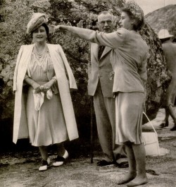 elizabethii:  Princess Elizabeth with Her mum, Queen Elizabeth,