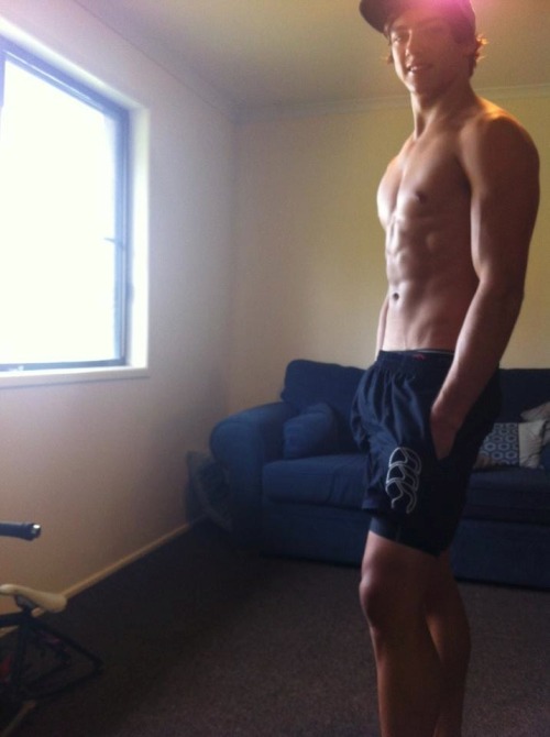 kalebisinlovewithastraightguy:   Hottie With A Body    YES