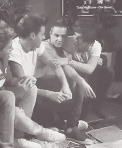 cutiepie-hadmewith-thedimples:  #liam slowly trying to extract