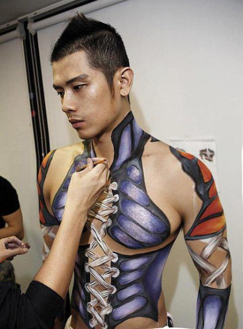 singavoyeur:  nice body paint. 