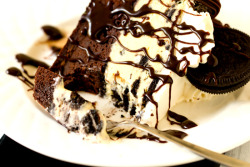 prettygirlfood:  COOKIES & CREAM ICE CREAM CAKE For recipe