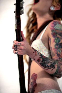 hotsexytattoogirls:  awesome tattoo girl 