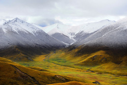 estimfalos:  Snow Line at the Tibetan Plateau by Reurinkjan