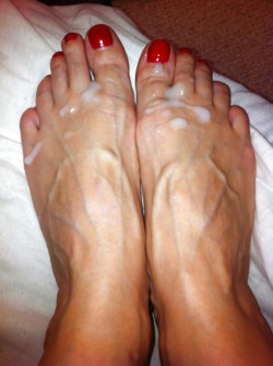 ginandfur:  creamin’ moms feet 