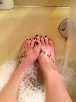 theideal-life:  scrubba-dubb-dubb, dirty girl in the tub ;) enjoy!