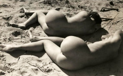 photografx:    Two nudes on a beach; models Hedwig Mankiewitz,