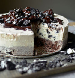 do-not-touch-my-food:  Frozen chocolate Oreo ice cream cake