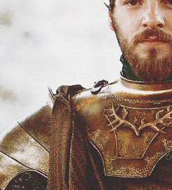 talesofnorth:  Game of Thrones meme: two outfits [1/2] ↳ Renly’s