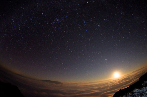 waterfl0w:  moonset over the sea of clouds on Flickr.  