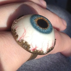Close up off the eye ball ring that @mannylemusfx made fore me.