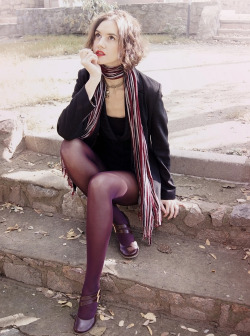 strumpfmode:  (via ALBERTA: maroon tights… and skull pendent)