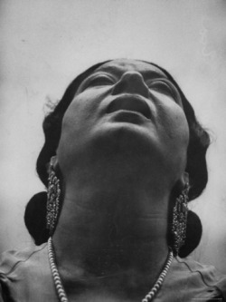 mideastcuts:Umm Kulthum, singing on Cairo’s Voice of Arabs