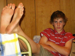 bestguysfeet:  … I’m really not sure how old this guy is