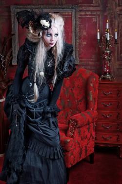 thehylianinthetardis:  anjuliette:  Victorian Goth Style  I cannot