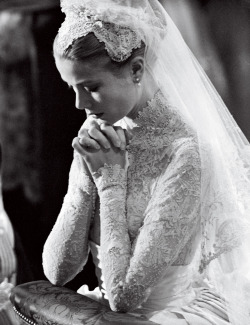 demvisualfeels: Grace Kelly, in a gown by Helen Rose, kneeling