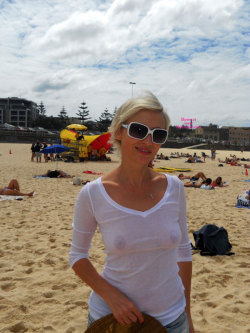 69par:  braless hottie on the beach 