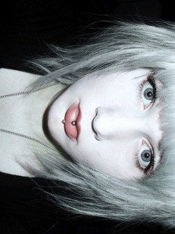 delicate-3motion:  kinda want to get my vertical labret done