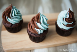 gastrogirl:  blue and chocolate swirl cupcakes. 