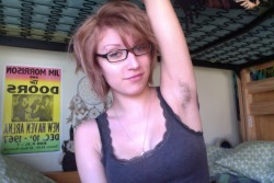 livykat:  lovin’ my beautiful, natural pits!  Every girl should