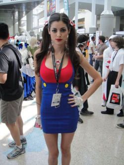 nerdgirlsxxx:  “Sexy Mario” Nerd Girls XXX  pega as minha