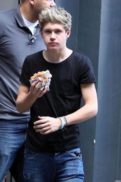  Niall eating a burger on Melrose Avenue in Los Angeles 10.11.2012