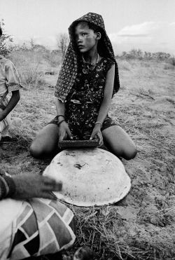 Playing The Dongu, Bushmanland, Auru, Namibia, 1989. By Paul