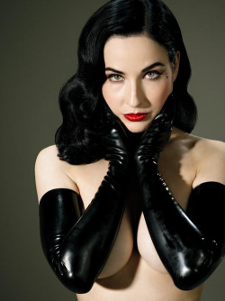 latexlatexlatex:  Dita Von Teese in Black Latex Gloves 