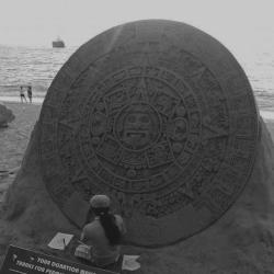 mexandthecity:  ERIKA: Amazing Aztec calendar!