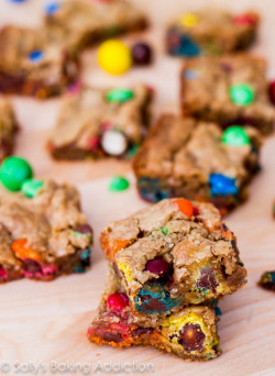 gastrogirl:  caramel pretzel m&m blondies. 