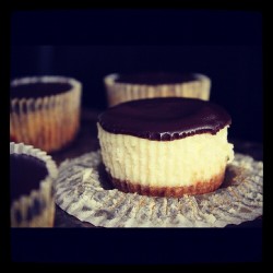 dulcedelechecupcakes:  by great_flavors via Instagram http://instagr.am/p/R883eQRcLz/