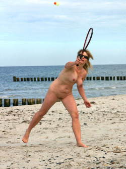 nakedexercise:  Naked beach badminton.