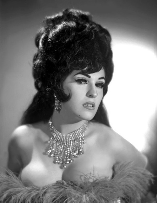 burleskateer:  Holly Hills And her masterful beehive hairdo.. 