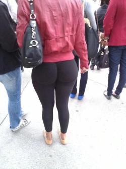 asswatcher:  booty in tight pants 