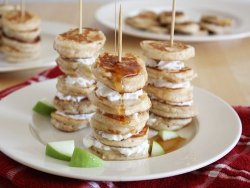 in-my-mouth:  Mini Apple Pie Pancake Kabobs  