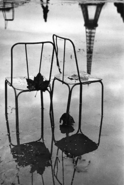 66lanvin:  varietas:  © Jean Mounicq: Champ de Mars, 1957. 