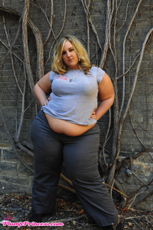 soviethybrid:  I love the peek of tummy under her shirt. 