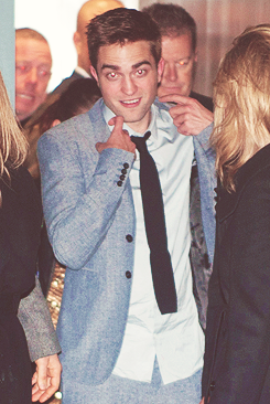 stewartpattinsons:  Rob (and the others) leaving the premiere