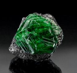 electronicmining:  Tsavorite photo by John Zanas 