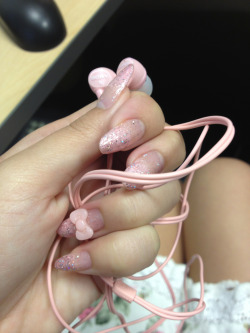 emiii-chan:  I love my new pink earbuds :) 