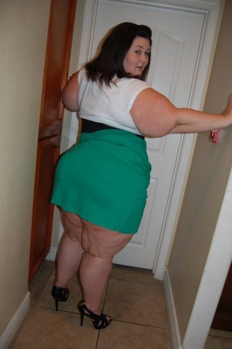 phatdresses:  I love thick legs in dress and heels!