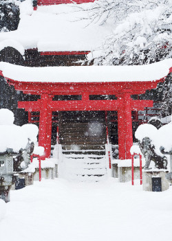 japanlove:  Winter Comes to the Shrine by jasohill on Flickr.