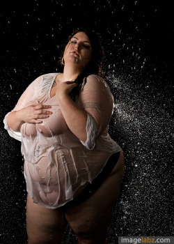 big-sexy-girls:  bettiepumpkin:  Wet shoot made by Hanzell  Bettie